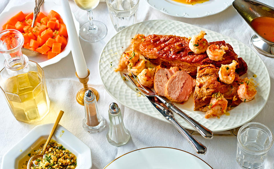 Kalbsbraten mit Riesengarnelen, Nuss-Gremolata und Chilifond