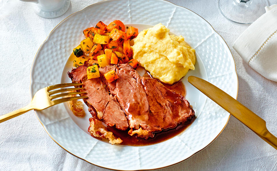 Rindsbraten mit Pancetta und Pastinaken-Trüffelpüree