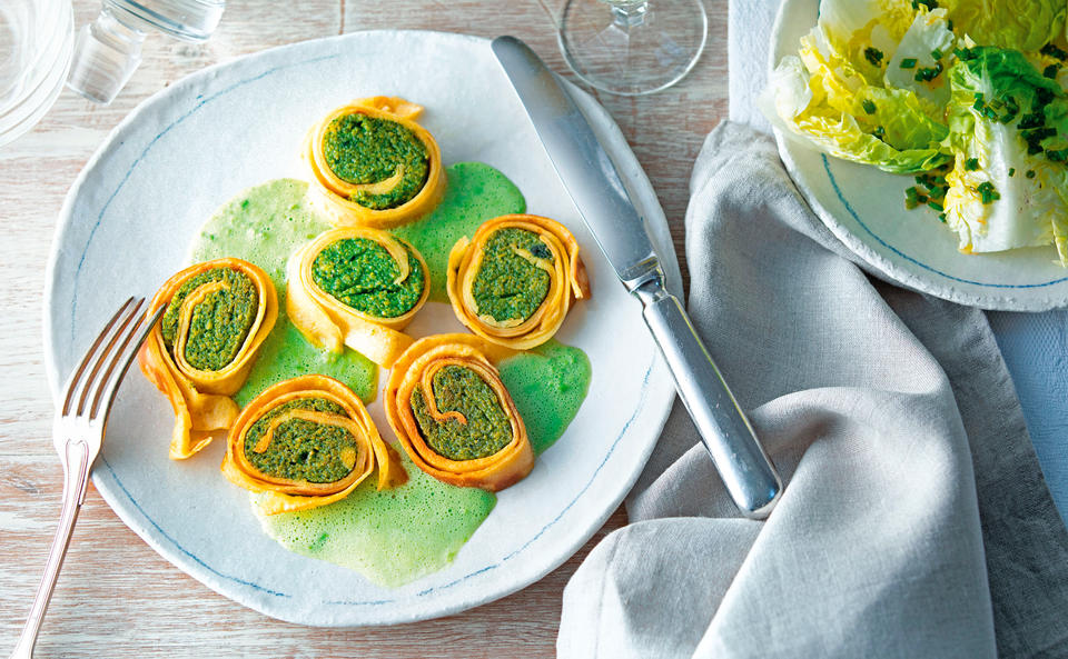 Palatschinken-Roulade mit Spinatpolenta und Erbsensauce