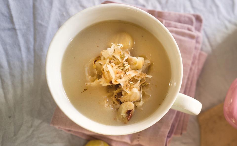 Erdäpfel-Maroni-Suppe mit Sauerkraut