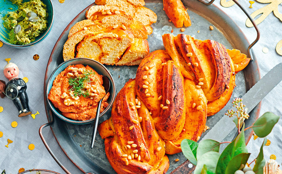 Brioche gefüllt mit Paradeis-Pesto und Pignoli