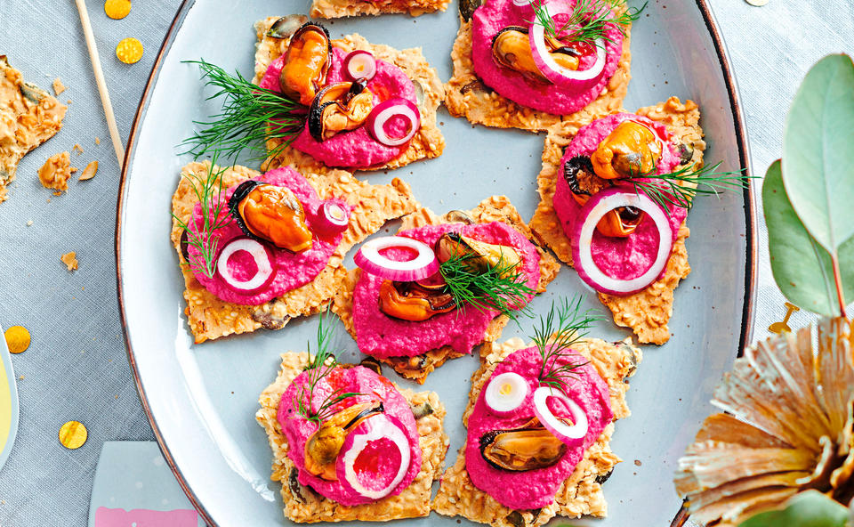 Knäckebrot mit Rote-Rüben-Hummus und Muscheln