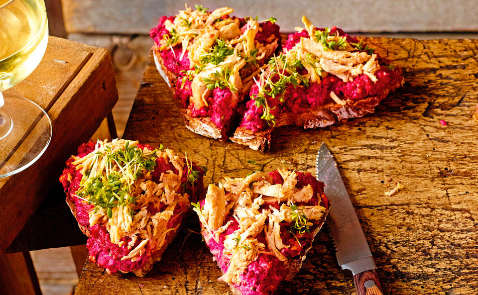 Brot mit Rote Rüben und Pulled Chicken