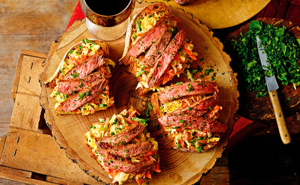 Geröstetes Brot mit Steak und Krautsalat