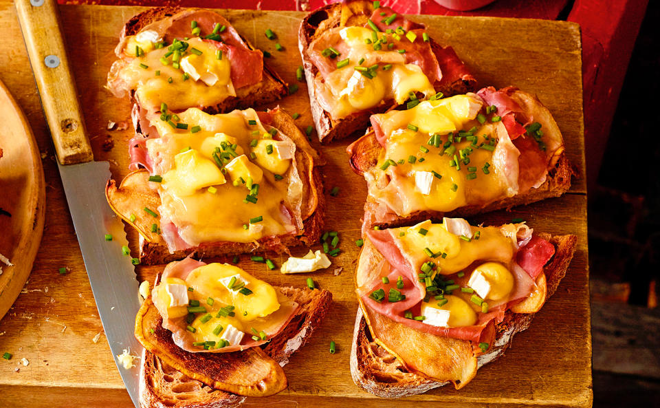 Brot mit Käse, Birnen und Rohschinken