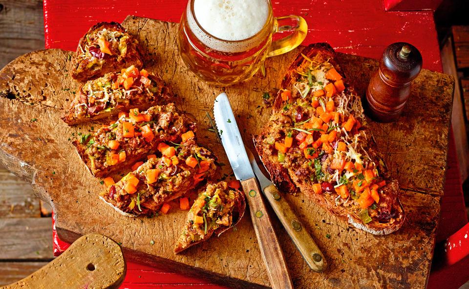 Brot mit Faschiertem, Bohnen, Süßkartoffeln und Parmesan