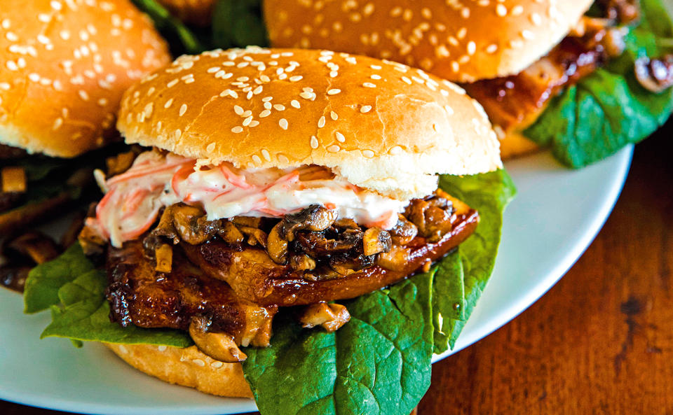 Pork-Belly-Burger mit Coleslaw