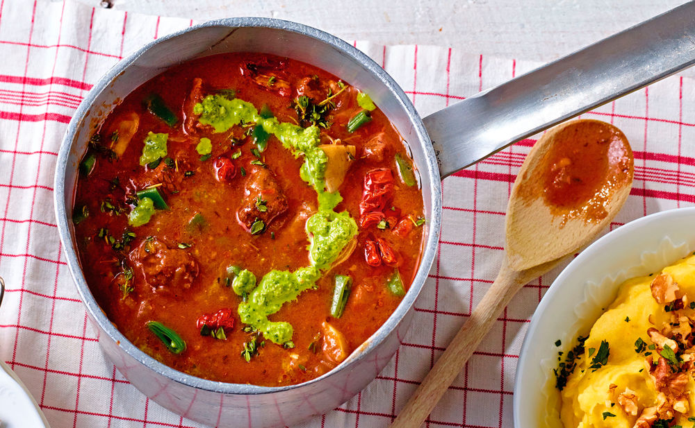 Lammeintopf mit Artischocken, Fisolen und Petersilwurzelpüree • Rezept