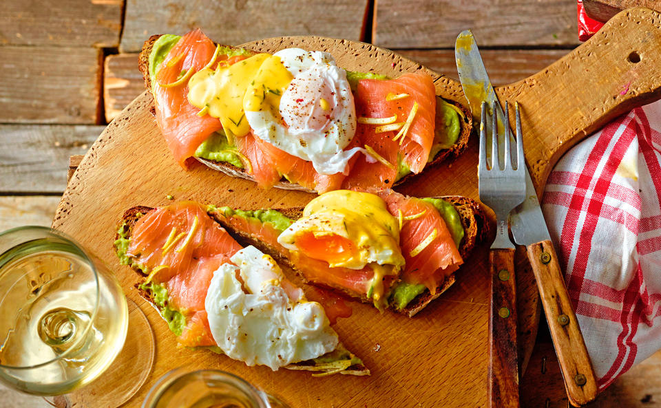 Brot mit Räucherlachs, Avocado, pochiertem Ei und Dill-Hollandaise