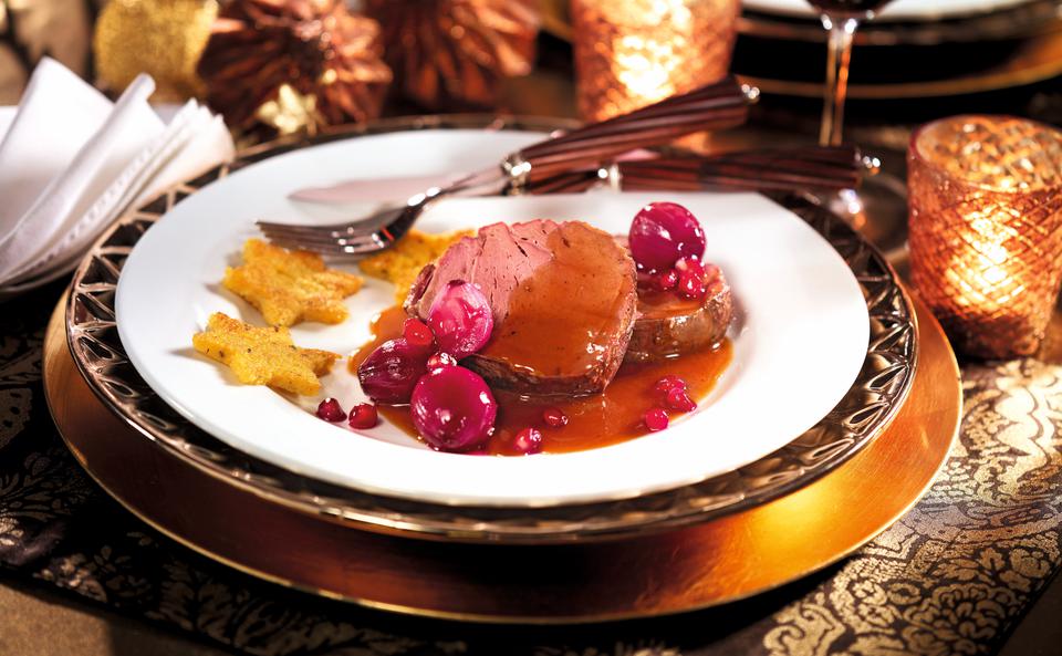 Wildschweinbraten mit Grenadine-Schalotten und Polentasternen