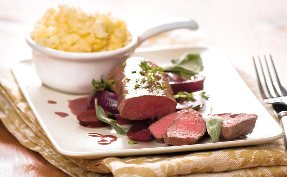 Lammrücken im Kräuterdampf mit Sellerie-Polenta • Rezept • GUSTO.AT