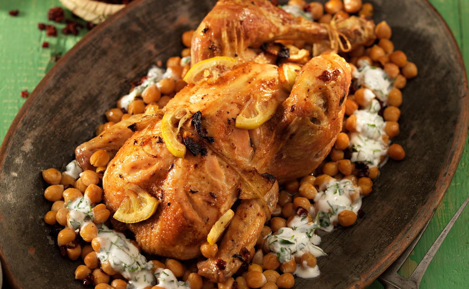 Zitronenhuhn mit Kichererbsen und Koriander-Joghurt