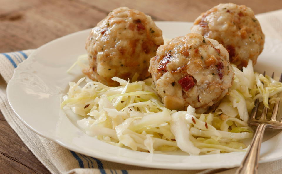 Speckknödel mit Krautsalat