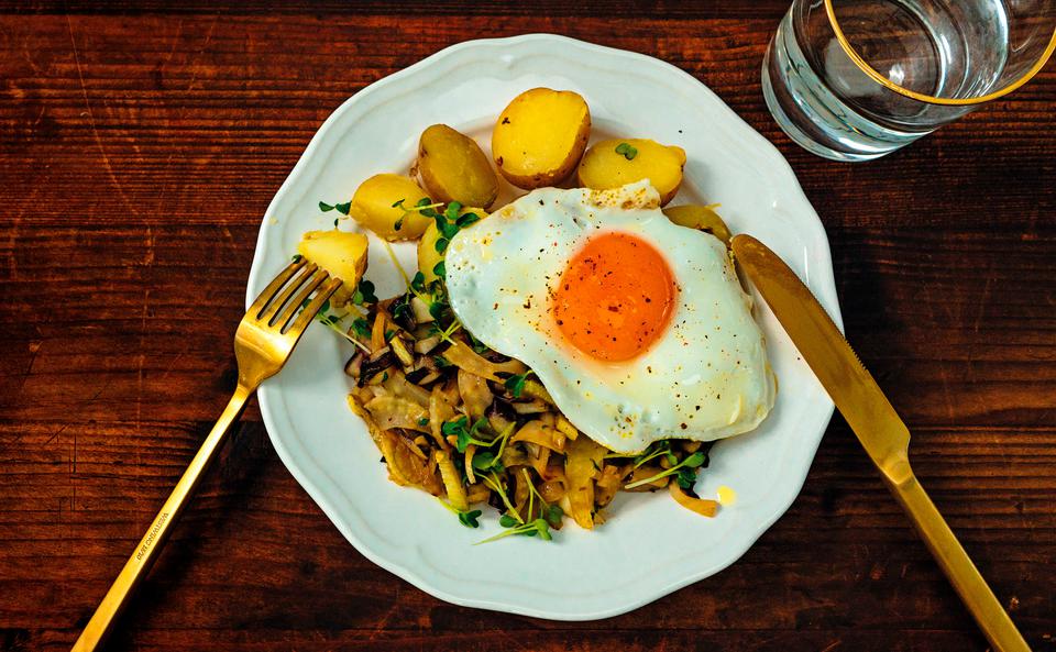 Gekochte Erdäpfel mit Fenchel-Radicchiosalat und Spiegelei