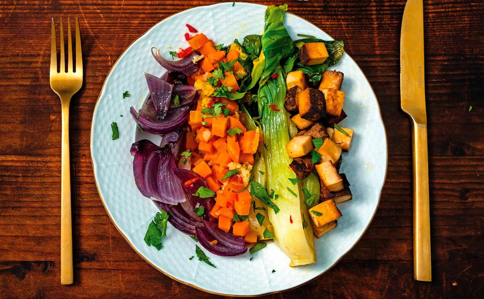 Pak Choi mit Karotten, Tofu, Ingwer und Koriander