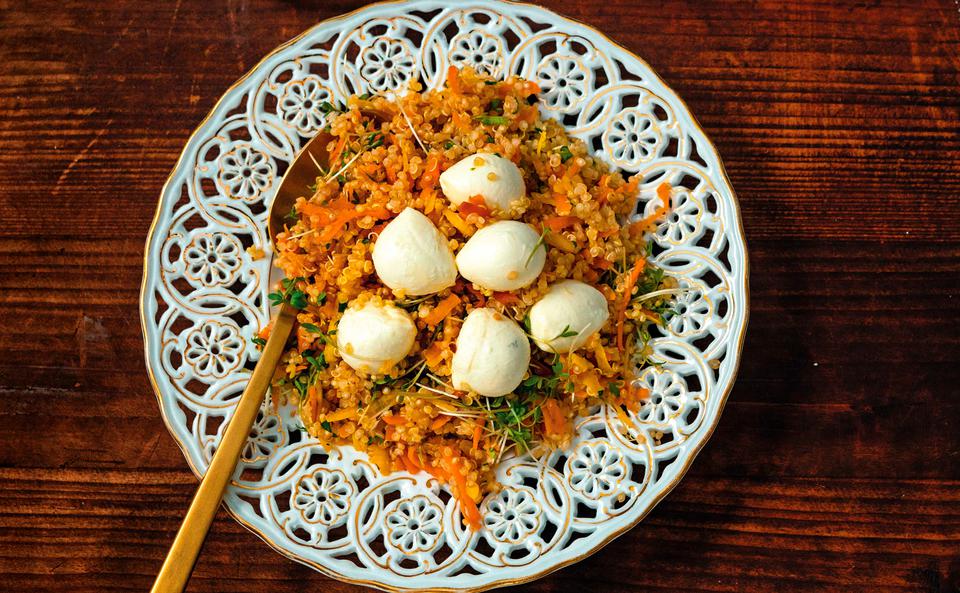 Quinoa mit Wurzelgemüse, Mozzarella und Gartenkresse