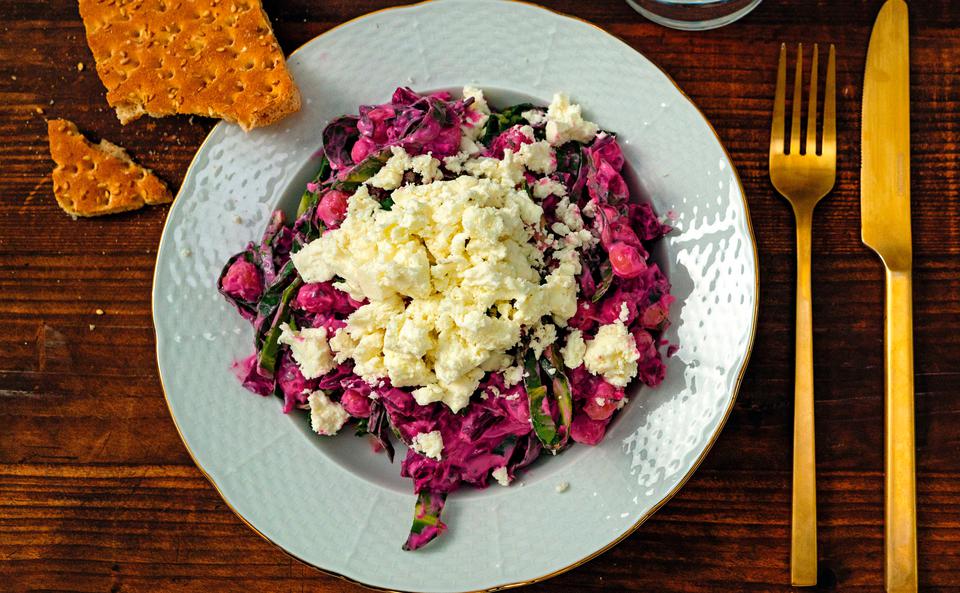 Rote-Rübensalat mit Kichererbsen, Feta und Mangold