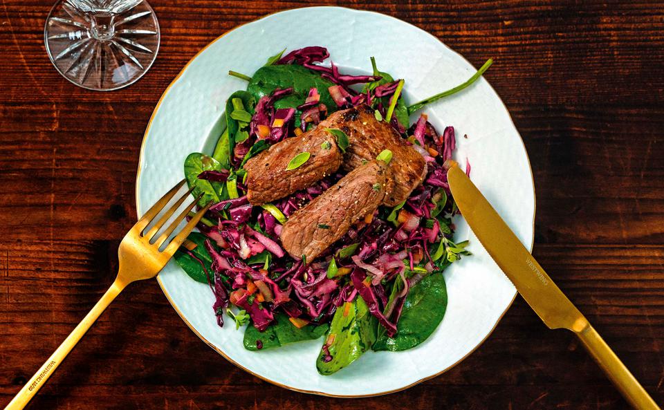 Steak mit Rotkraut-Lauchsalat und Spinat