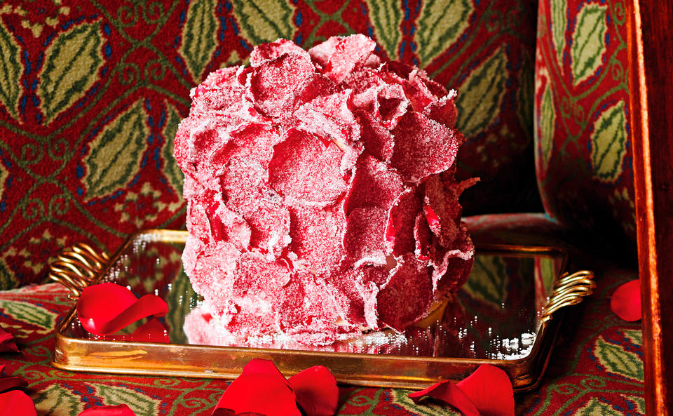 Schokocreme-Torte mit Rosenblüten