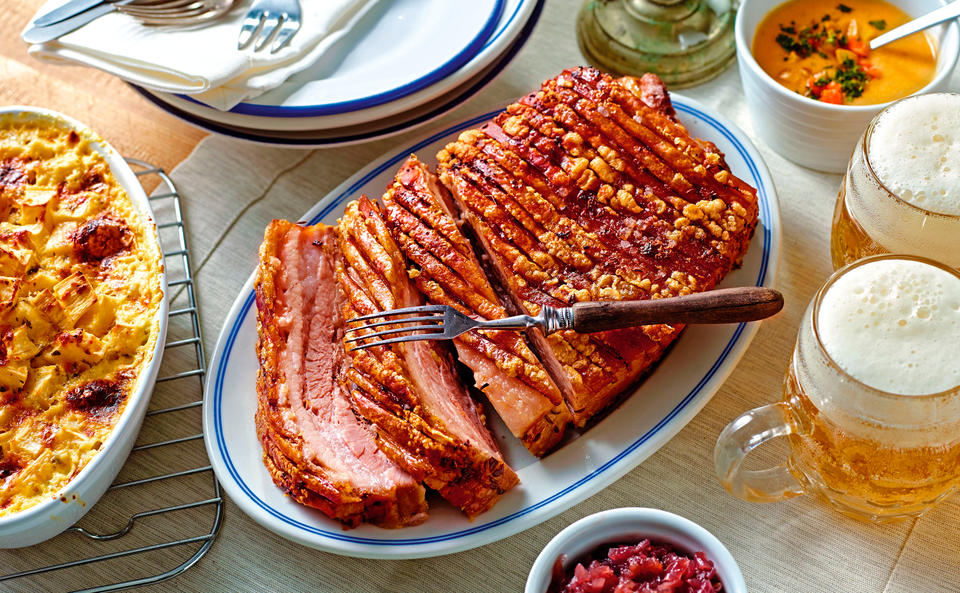 Kümmelbraten mit Honigzwiebeln & Pastinakengratin