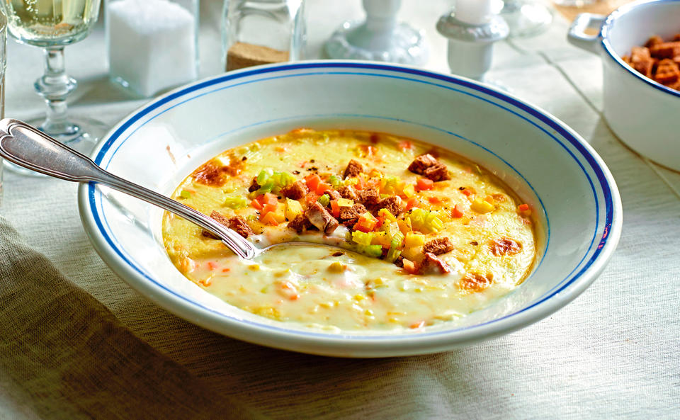 Überbackene Gemüse-Käsesuppe mit Croûtons • Rezept • GUSTO.AT