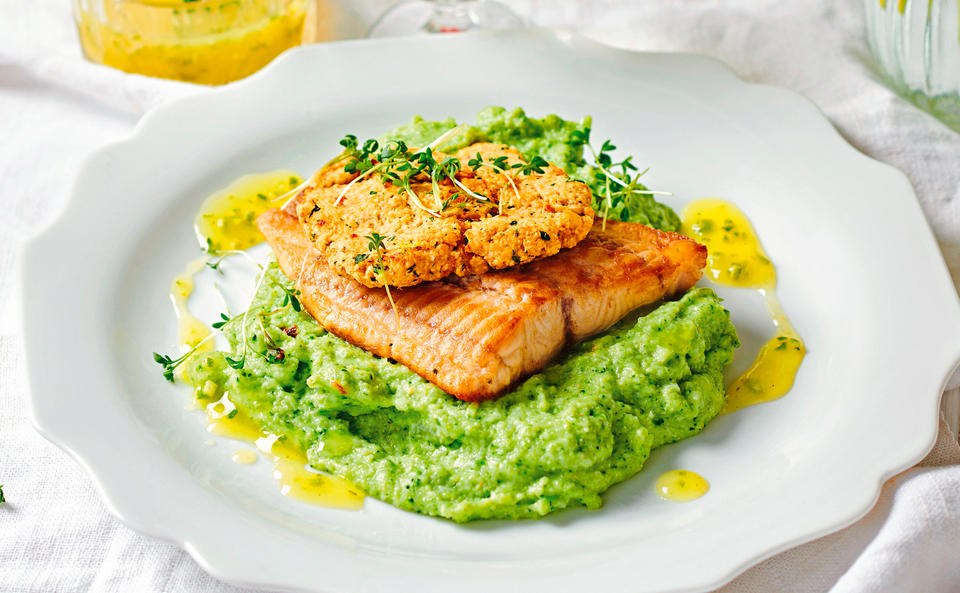 Welsfilet mit Räucherlachskruste und Brokkolipüree