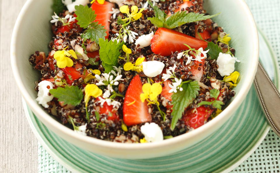 Quinoa-Erdbeer-Salat mit Ziegenfrischkäse
