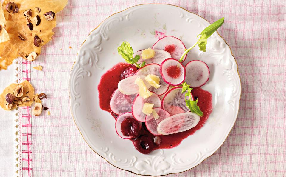 Radieschen-Carpaccio mit Kirschen und Nussknusper