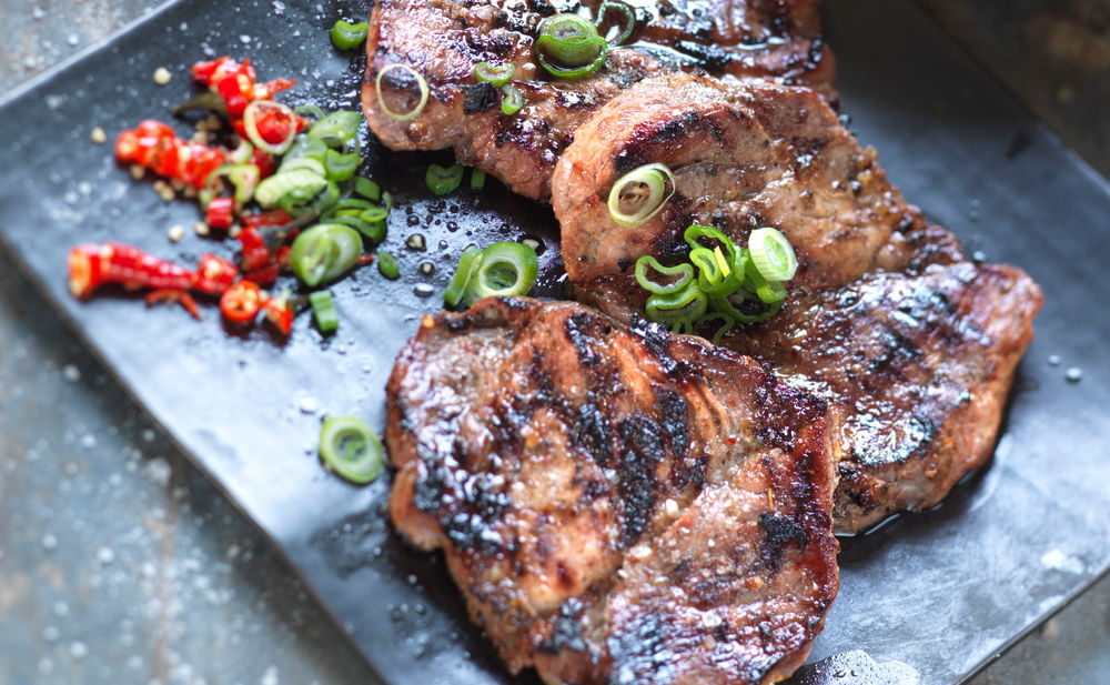 Karibisches Schweinssteak mit Curry-Reissalat • Rezept • GUSTO.AT