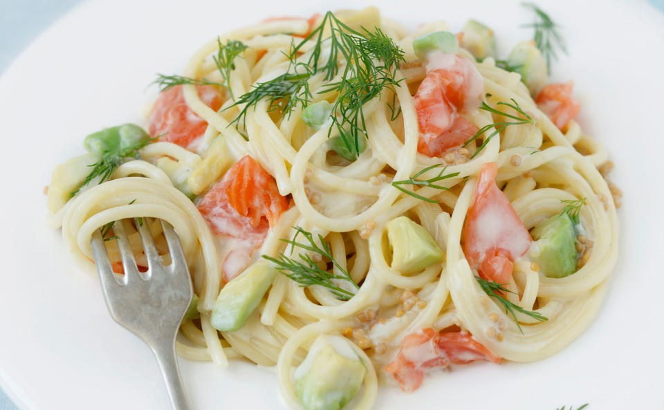 Spaghetti mit Räucherlachs und Avocado