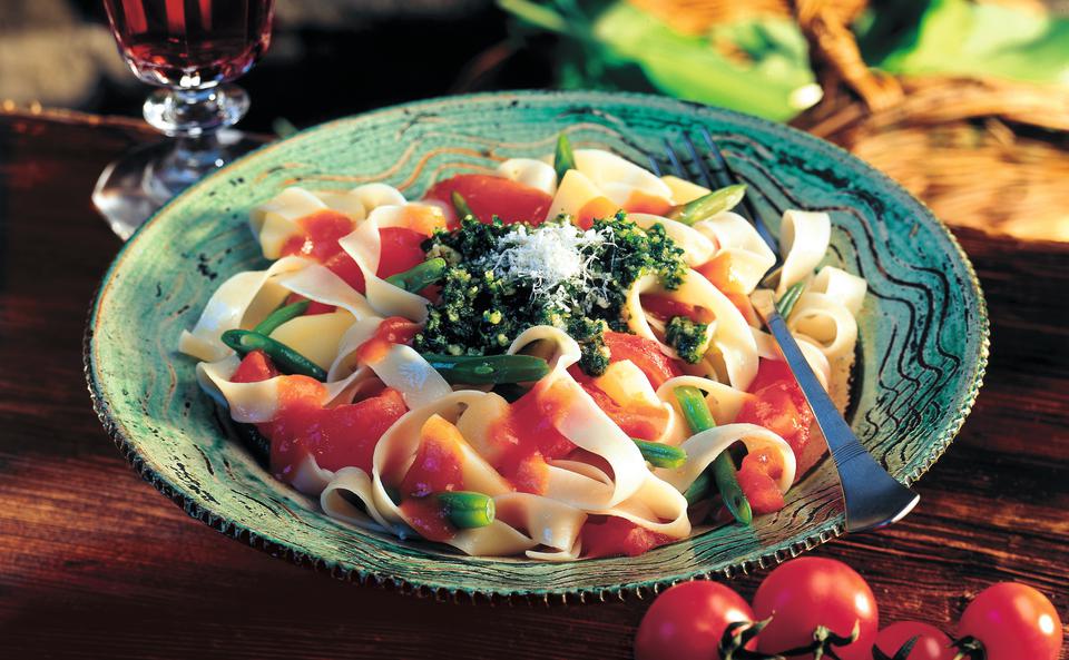 Tagliatelle mit Bärlauch-Pesto und Gemüse