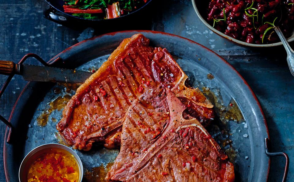 T-Bone-Steak mit Chili-Knoblauchöl, Mangold und Barbecue-Bohnen