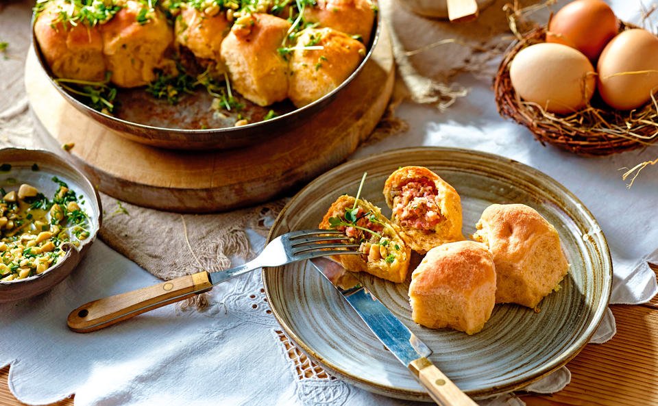 Schinkenbuchteln mit Schnittlauch-Aioli und Kresse-Mandelsalsa