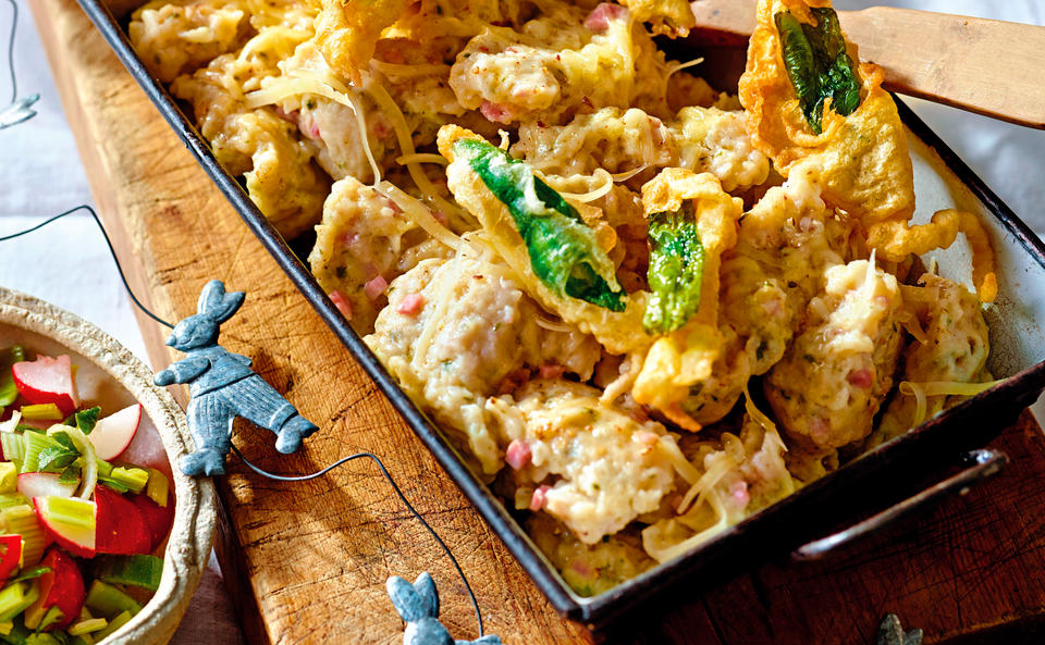 Schinken-Bärlauchnockerl mit Bärlauchchips und Radieschen-Lauchsalat