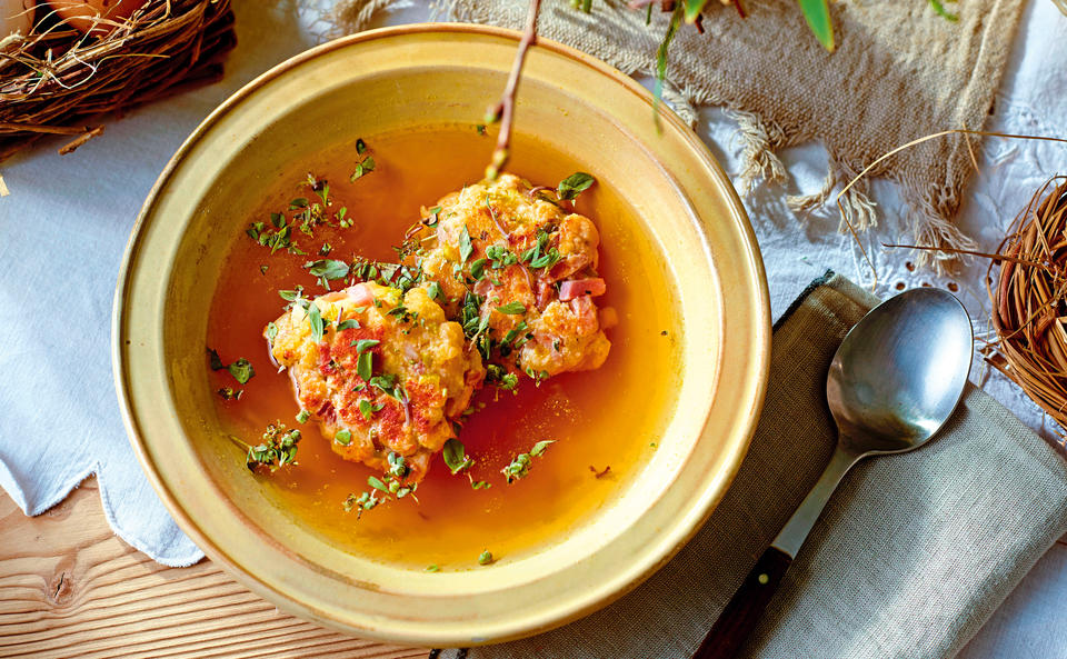 Rindsuppe mit Schinken-Käselaibchen