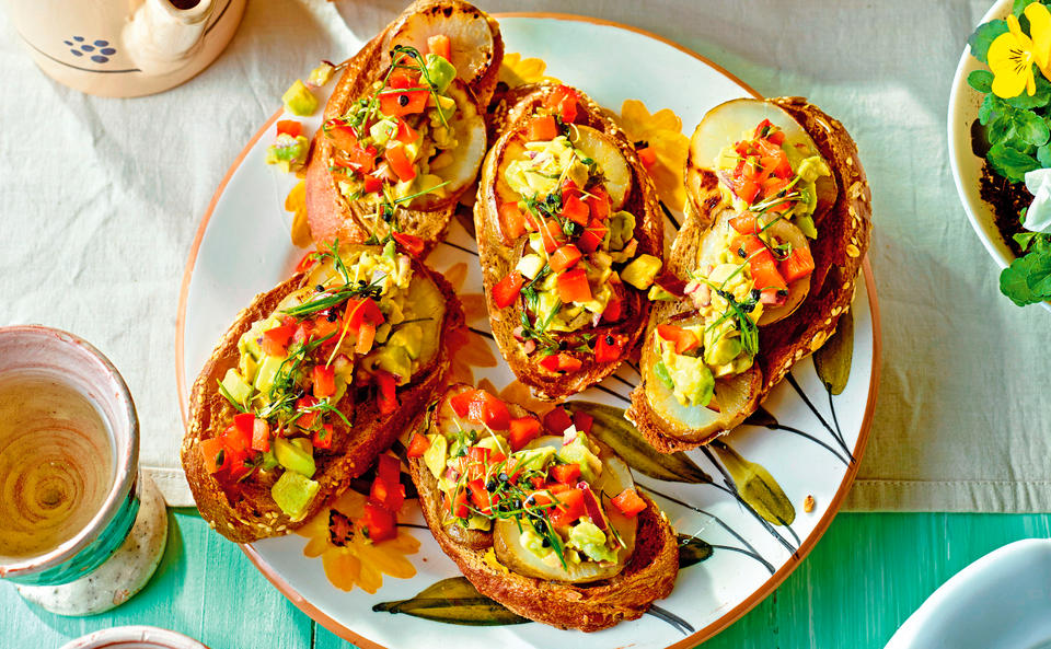 Crostini mit Topinambur, Avocado-Tatar und Paprikasalsa