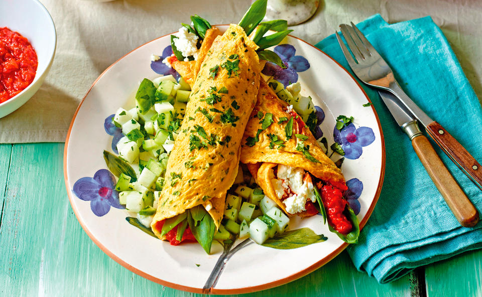 Eierröllchen mit Ajvar, Bärlauch, Feta und Rettich-Gurkensalat