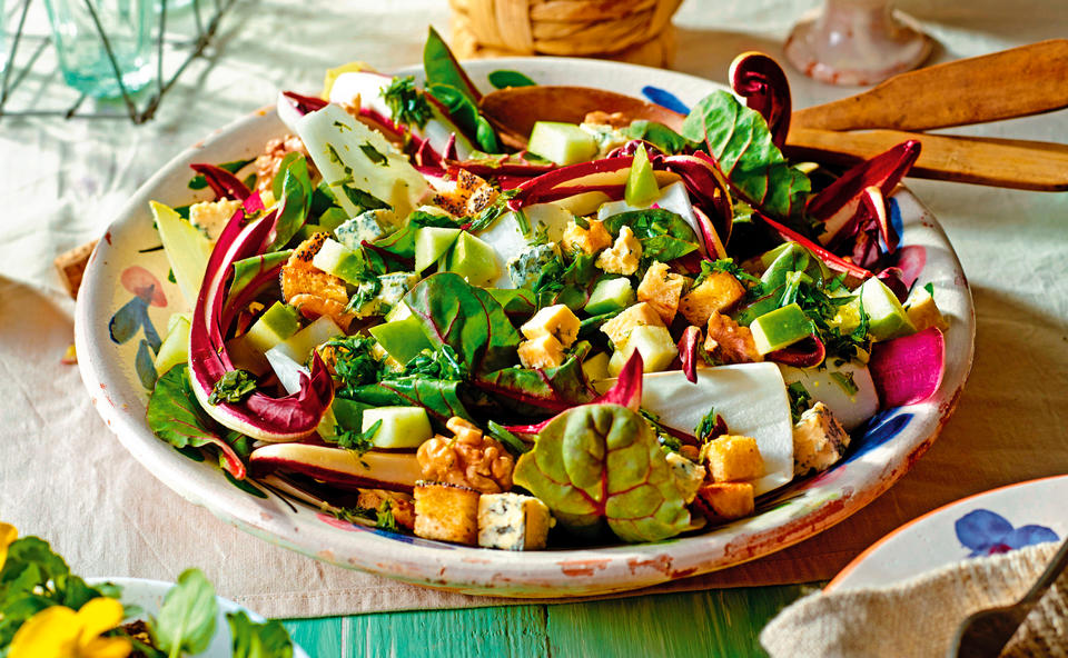 Chicorée-Radicchiosalat mit Nüssen, Käse und Croûtons