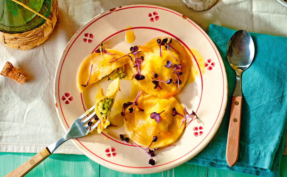 Ravioli mit Mozzarella-Lauchfülle und Orangenfond