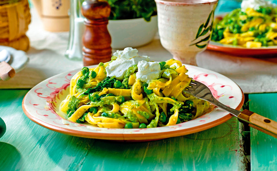 Tagliatelle mit Jungzwiebelpesto, Erbsen, Spinat und Frischkäse