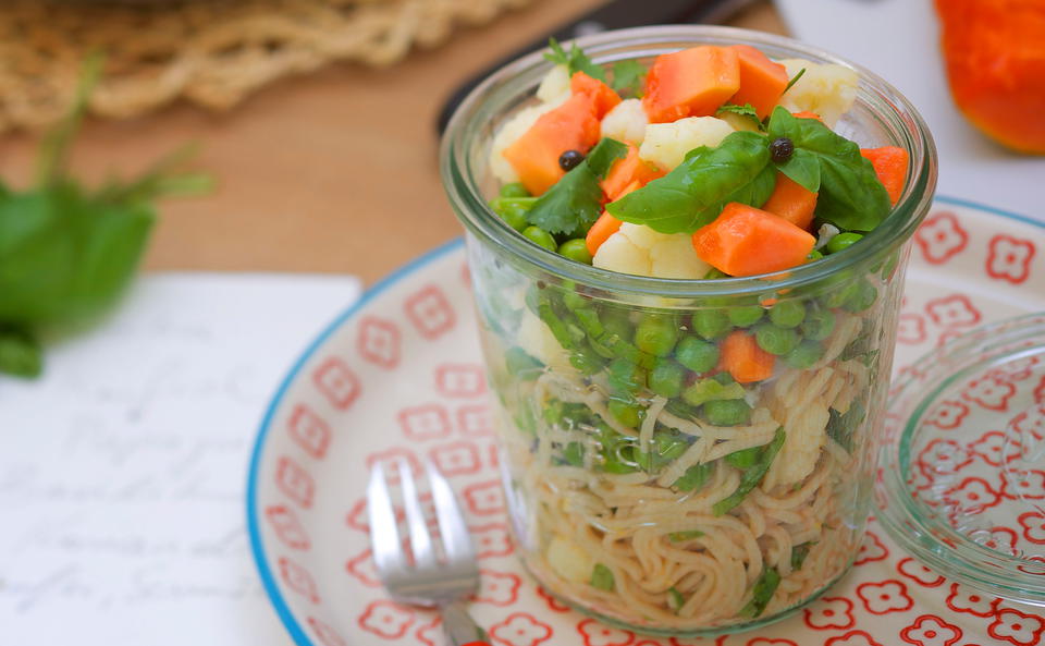 Sobanudelsalat mit Zitronen-Sesamdressing