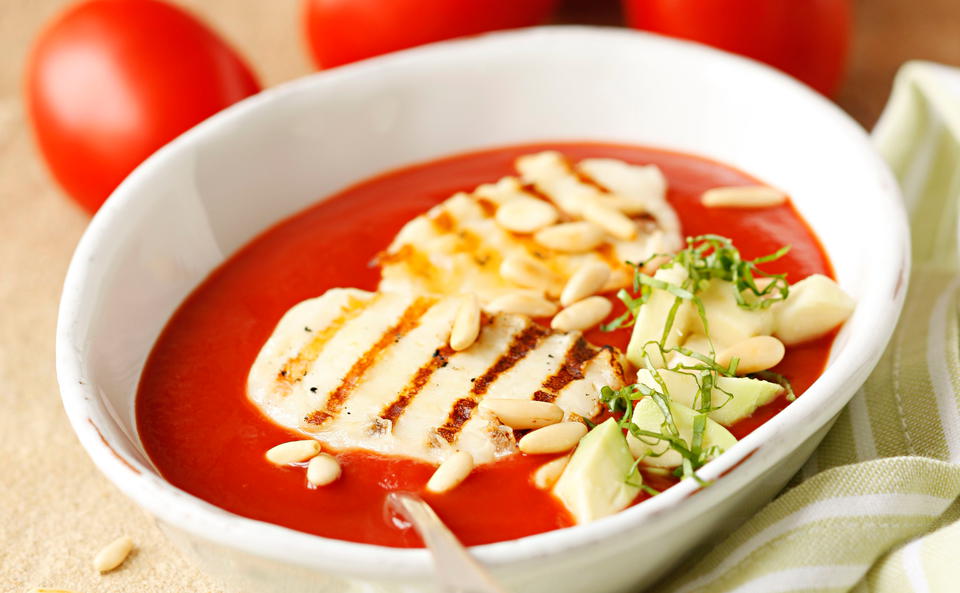 Kalte Paradeisersuppe mit Halloumi