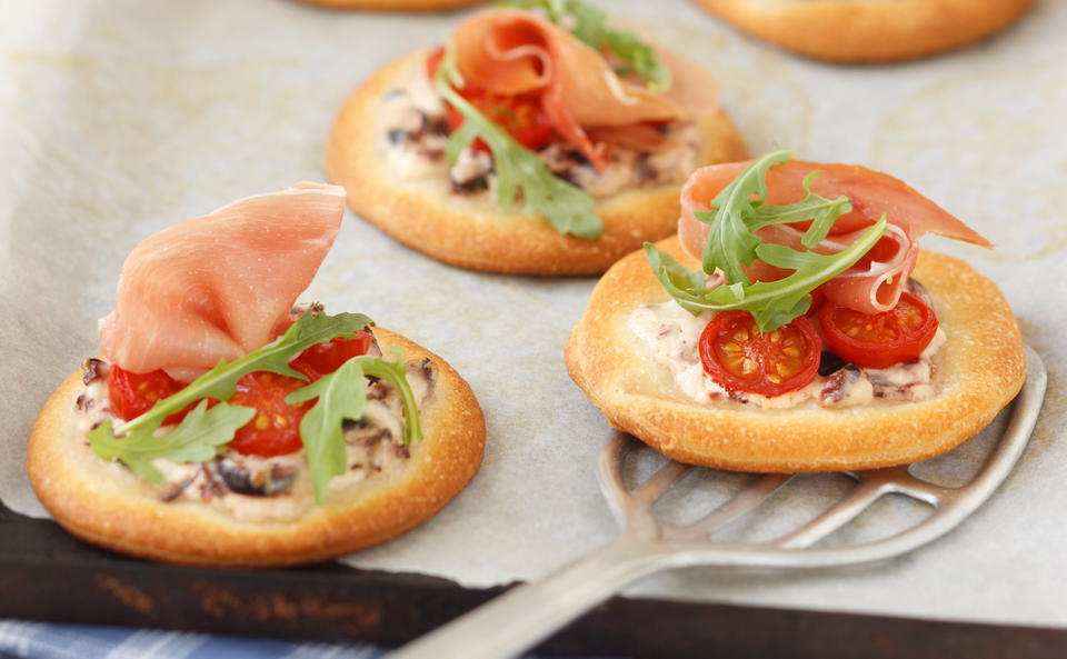 Mini-Pizzen mit Olivencreme und Rucola