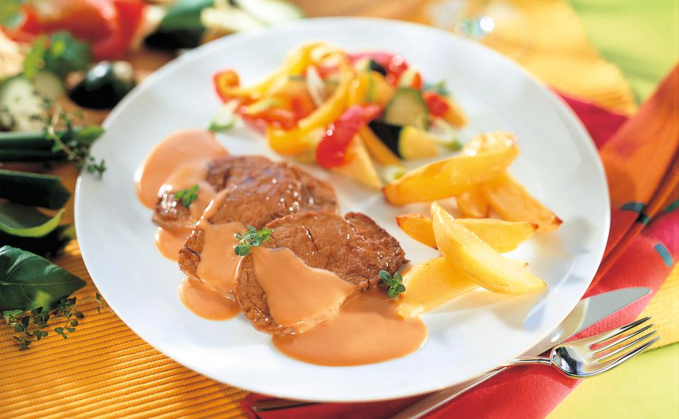 Rindsfilet mit Cremesauce, Erdäpfelspalten und Zitronengemüse