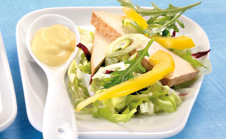 Salat mit Räuchertofu und cremigem Dijon-Dressing