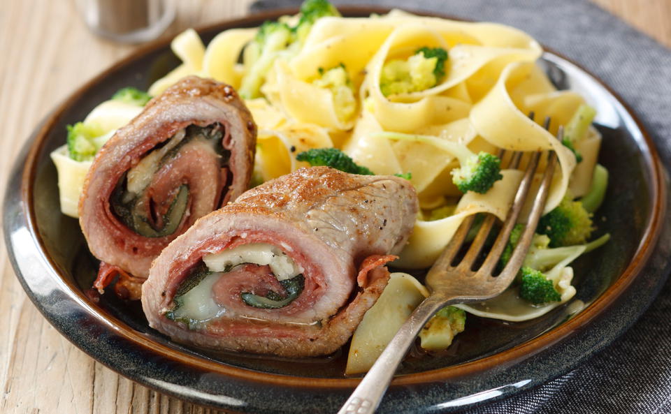 Kalbsroulade mit Brokkoli-Nudeln