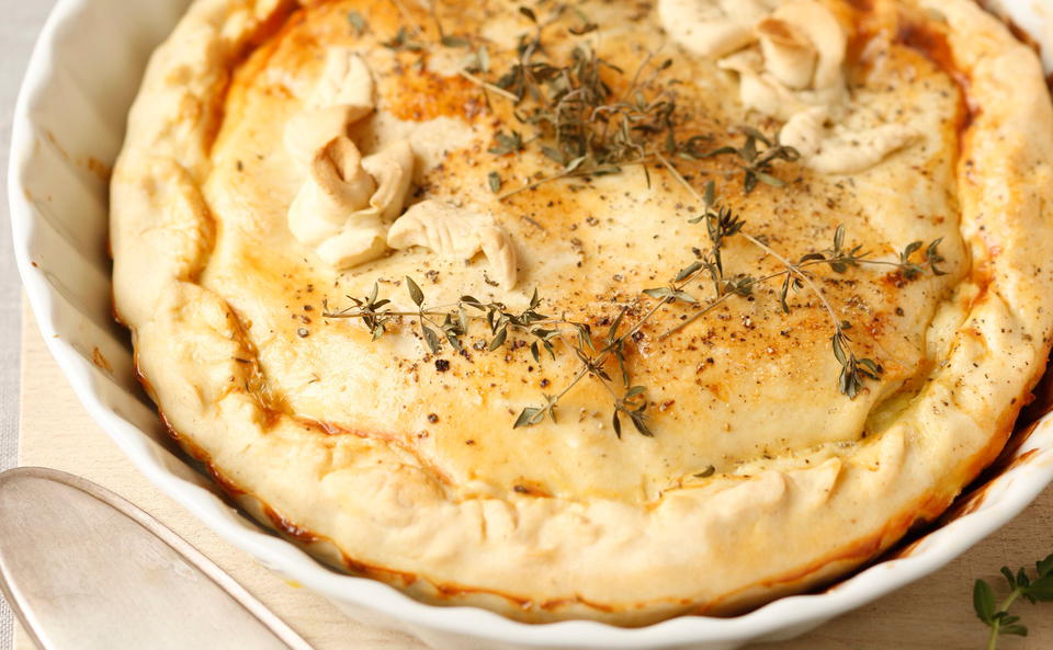 Gedeckte Tarte mit französischem Weichkäse