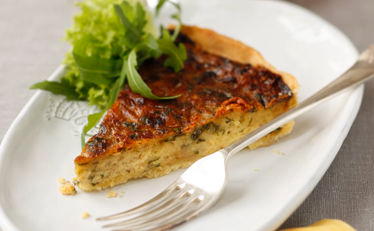 Französische Zwiebelquiche mit Weichkäse