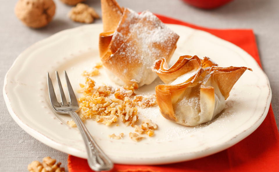 Strudelsäckchen mit Weichkäse, Trockenfrüchten und Nusskrokant