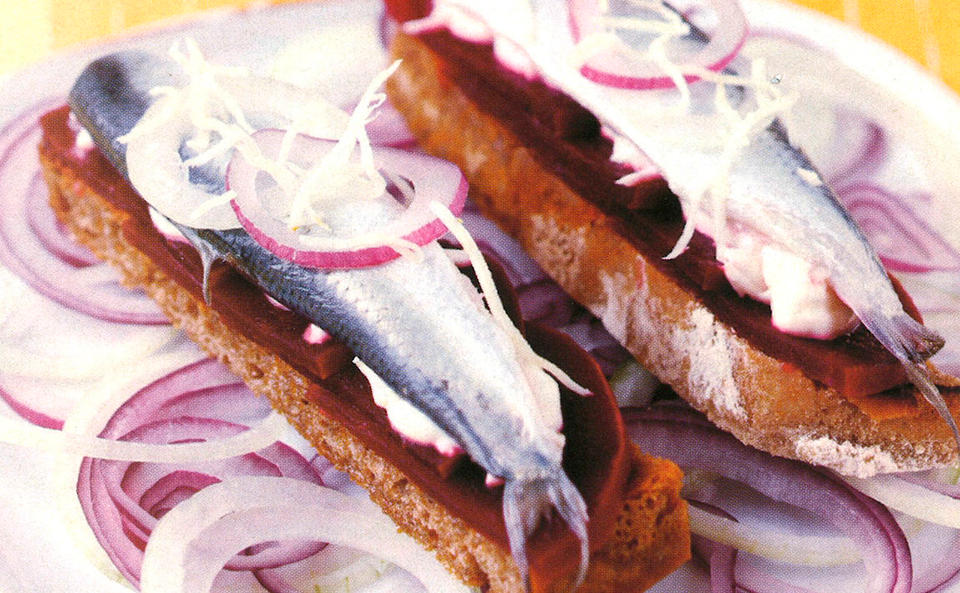 Geröstete Heringsbrötchen mit Roten Rüben und Krensauce